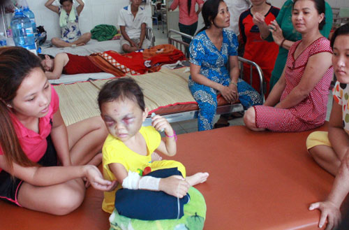 Ch&aacute;u Ng&acirc;n đang được chữa trị tại bệnh viện (Ảnh: Thanh Ni&ecirc;n)