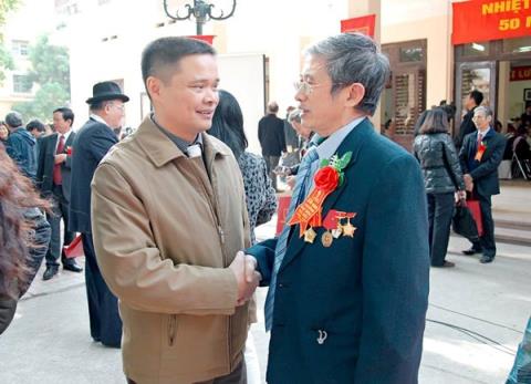 Ph&oacute; chủ tịch tỉnh Nam Định Bạch Ngọc Chiến (tr&aacute;i)