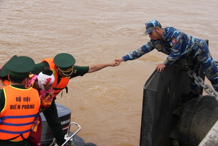 Đưa h&agrave;nh kh&aacute;ch v&agrave;o bờ