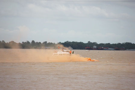 Những h&agrave;nh kh&aacute;ch được vớt l&ecirc;n t&agrave;u cứu hộ