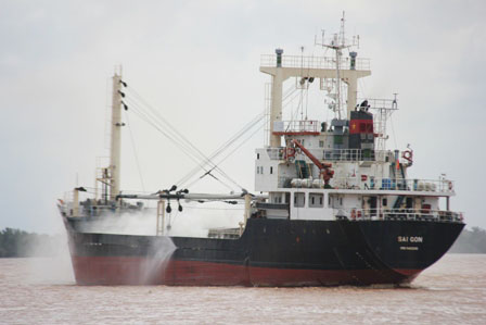 T&agrave;u UT GLORY bị bốc ch&aacute;y v&agrave; c&oacute; nguy cơ tr&agrave;n dầu