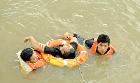 Một t&igrave;nh huống cứu hộ, cứu nạn trong buổi diễn tập