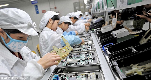 C&ocirc;ng nh&acirc;n tại nh&agrave; m&aacute;y Foxconn tại Th&acirc;m Quyến, nơi h&agrave;ng triệu chiếc iPhones được sản xuất ra 