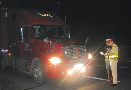 Khi dừng xe kiểm tra mới ph&aacute;t hiện l&aacute;i xe kh&ocirc;ng c&oacute; giấy tờ g&igrave; ngo&agrave;i bi&ecirc;n bản vi phạm