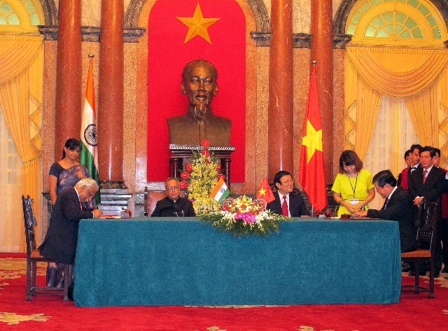 &Ocirc;ng Phạm Ngọc Minh - Tổng gi&aacute;m đốc Vietnam Airlines v&agrave; &ocirc;ng Naresh Goyal &ndash; Chủ tịch Jet Airways k&yacute; kết Bi&ecirc;n bản ghi nhớ khai th&aacute;c v&agrave; hợp t&aacute;c x&uacute;c tiến đường bay thẳng giữa Việt Nam v&agrave; Ấn Độ