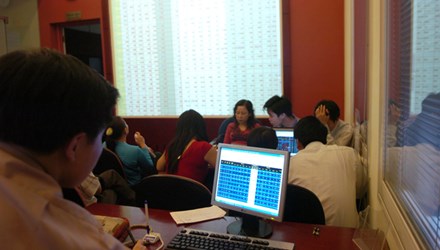 L&atilde;i chứng kho&aacute;n gấp nhiều lần gửi tiết kiệm. Ảnh: Như &Yacute;