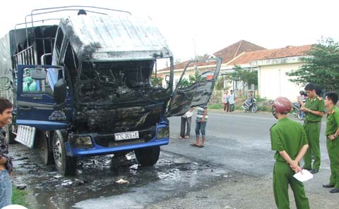 Hiện trường vụ ch&aacute;y xe.