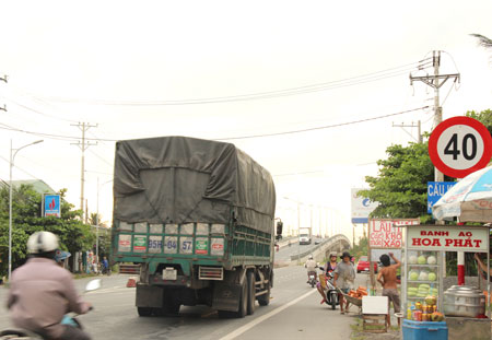 Biển hạn chế 40km/h (chụp 16h38 ng&agrave;y 9/9 tại QL1A x&atilde; Long Hưng - Ch&acirc;u Th&agrave;nh - Tiền Giang)
