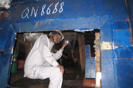 Đăng kiểm vi&ecirc;n kiểm định t&agrave;u thủy du lịch tr&ecirc;n Vịnh Hạ Long