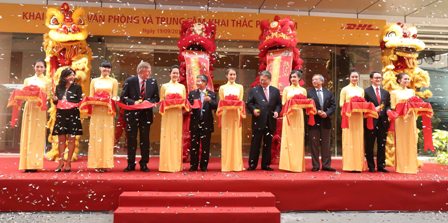 Ban l&atilde;nh đạo DHL, VNPT cắt băng kh&aacute;nh th&agrave;nh trung t&acirc;m mới