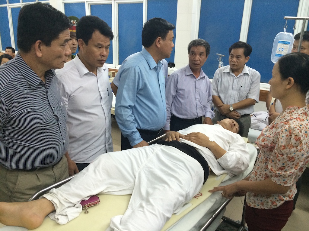 Bộ trưởng Đinh La Thăng thăm l&aacute;i t&agrave;u Nguyễn Văn Đ&ocirc;ng tại Bệnh viện Việt Đức