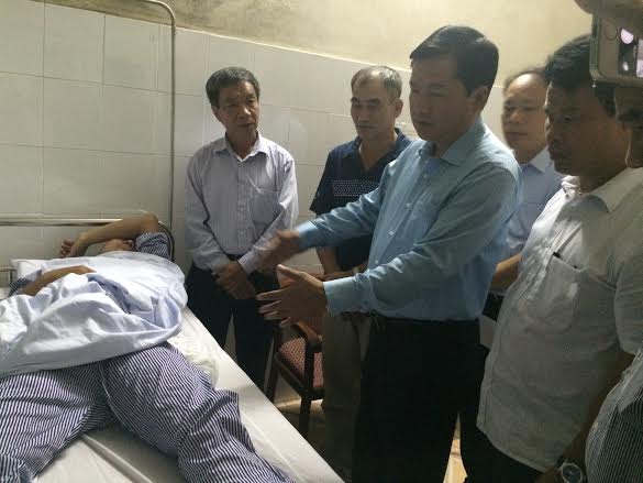 Bộ trưởng cũng đ&atilde; tới Bệnh viện Giao th&ocirc;ng Vận tải thăm phụ l&aacute;i t&agrave;u Nguyễn C&ocirc;ng Vũ