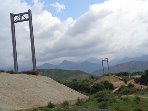 Hai mố cầu đứng phơi mưa phơi nắng m&agrave; cầu th&igrave; chưa được x&acirc;y dựng