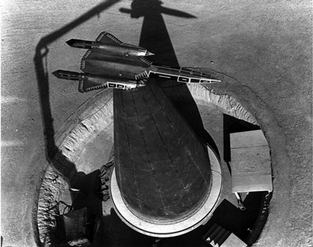 Hãng Lockheed còn đầu tư thiết kế máy bay mô hình có quy mô chỉ bằng 1/8 máy bay thật để kiểm tra tiết diện radar. Mẫu này được gắn ở trên đỉnh tháp đánh dấu đường có chiều dài 6,7 m, đặt cách tầm nhìn của radar 0,8 km.