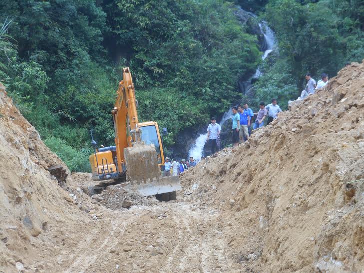 C&ocirc;ng nh&acirc;n đang khẩn trương khắc phục sau sự c&oacute; sạt lở