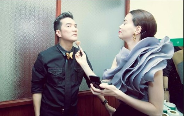 H&agrave; Hồ đang gi&uacute;p Đ&agrave;m Vĩnh Hưng trang điểm lại trước giờ l&ecirc;n s&acirc;n khấu.