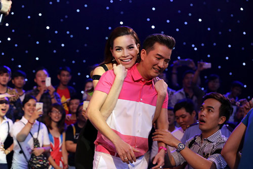 Cả hai cũng đ&atilde; d&agrave;nh cho nhau c&aacute;i &ocirc;m thật chặt trước h&agrave;ng ngh&igrave;n kh&aacute;n giả trước khi vượt qua thử th&aacute;ch dội nước đ&aacute; v&agrave;o cuối buổi ghi h&igrave;nh 