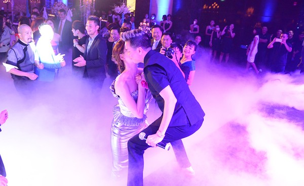 Nữ ca sĩ bất ngờ chủ động h&ocirc;n m&aacute; Đ&agrave;m Vĩnh Hưng tại một sự kiện lớn ở H&agrave; Nội tối 30/8