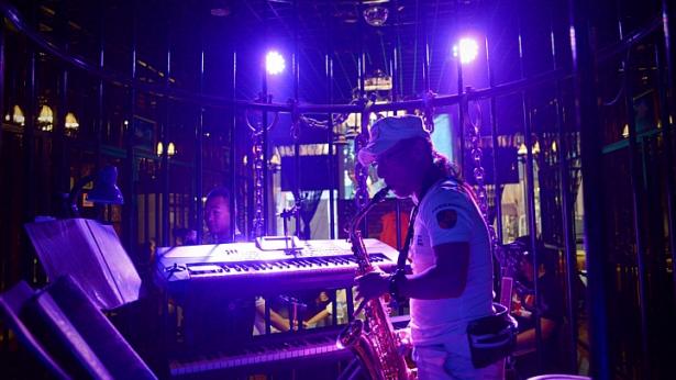 Chủ qu&aacute;n thu&ecirc; cả nhạc c&ocirc;ng v&agrave; ca sĩ chơi nhạc phục vụ thực kh&aacute;ch tại qu&aacute;n