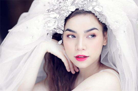 Sóng gió nối tiếp sóng gió. Cùng trong thời điểm ấy, đám cưới năm 16 tuổi của Hồ Ngọc Hà bị phanh phui một lần nữa gây rúng động.