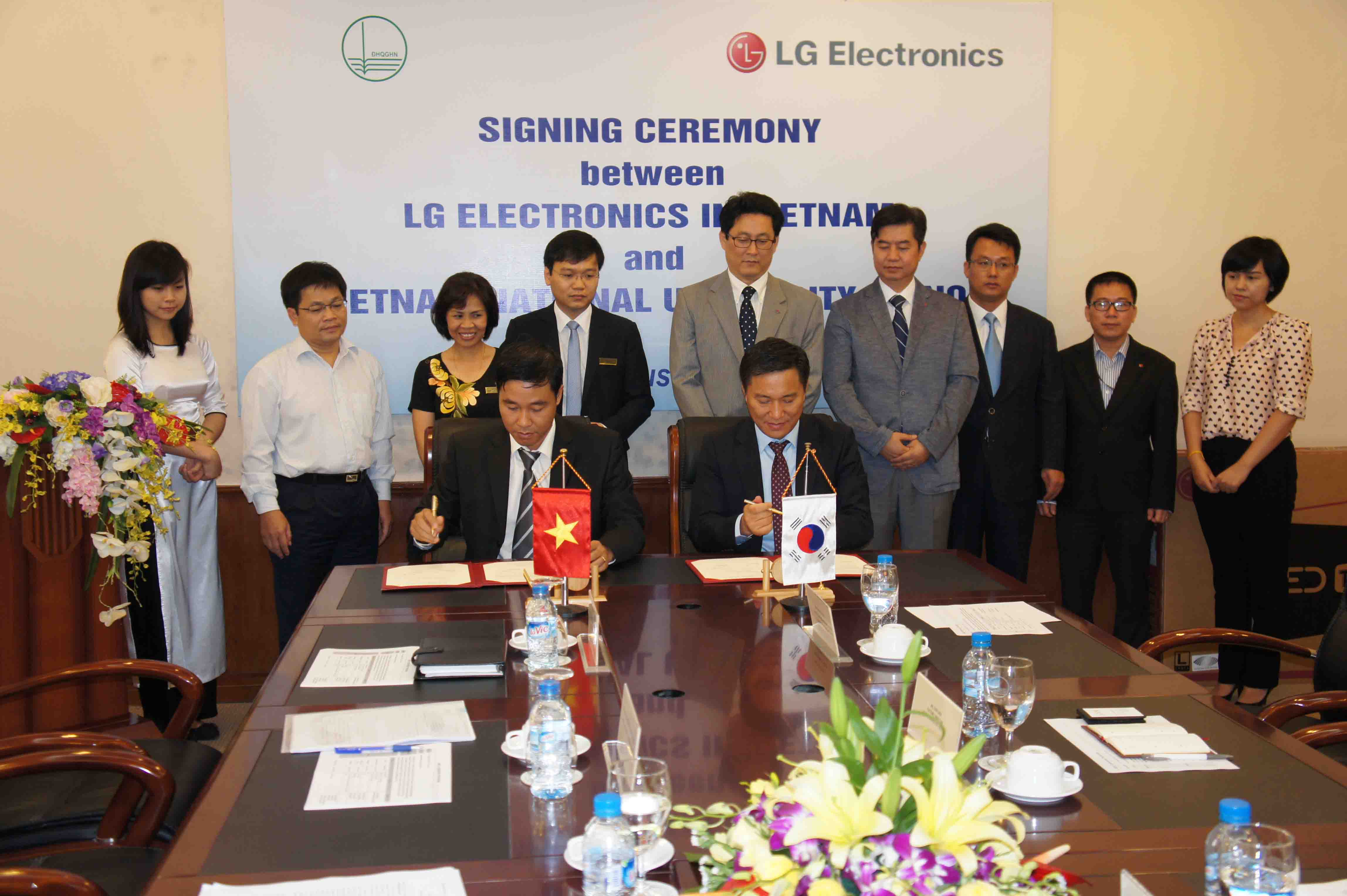 LG Electronics Việt Nam k&yacute; kết Thỏa thuận hợp t&aacute;c với Trường Đại học Quốc gia H&agrave; Nội.