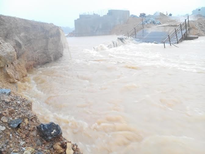 Hiện trường vụ cầu tạm bị cuốn tr&ocirc;i