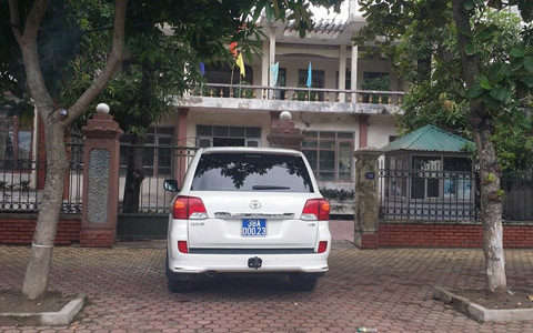 Xe sang treo biển xanh giả đỗ trước trụ sở BQL Khu kinh tế H&agrave; Tĩnh (ảnh Ku Beo)