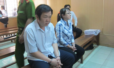 Vợ chồng bị c&aacute;o Nga tại t&ograve;a (Ảnh: Vietnamnet)