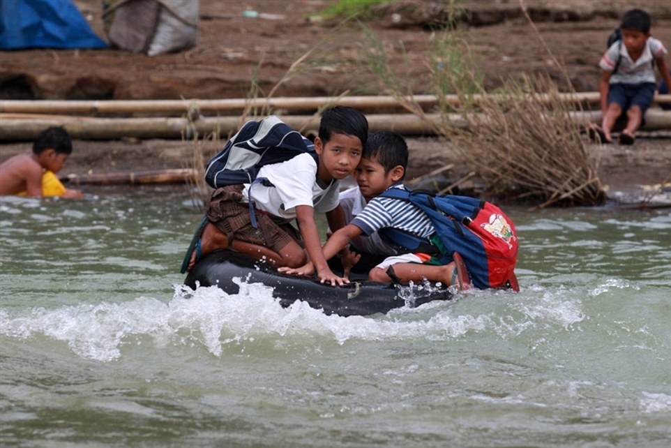 D&ugrave;ng lốp để l&agrave;m b&egrave; qua s&ocirc;ng l&agrave; c&aacute;ch tới trường của học sinh tại tỉnh Rizal, Philippine
