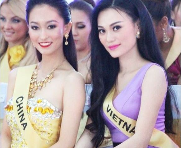 Ng&agrave;i thị trưởng th&agrave;nh phố Milpitas (Mayor of Milpitas - Jose Esteves) trao tặng giải thưởng Hoa hậu cho Huỳnh Thu&yacute; Anh
