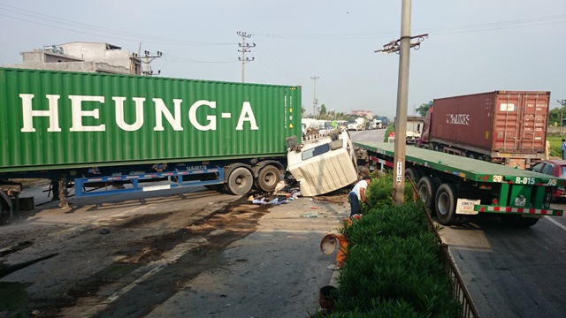 2 xe container đ&acirc;m nhau khiến Ql 5 &ugrave;n tắc 