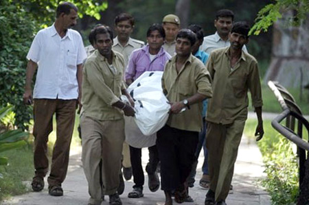 X&aacute;c nạn nh&acirc;n được đưa đi gi&aacute;m định ph&aacute;p y