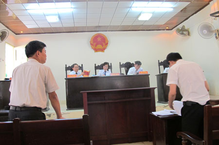 Đại diện UBND tỉnh Bắc Giang (tr&aacute;i) v&agrave; luật sư của nguy&ecirc;n đơn tranh luận tại t&ograve;a
