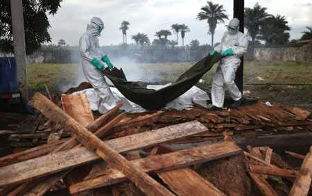 Cảnh ch&ocirc;n x&aacute;c nạn nh&acirc;n thiệt mạng do nhiễm virus Ebola tại Liberia