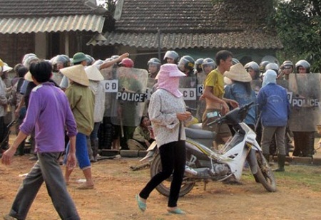 Lực lượng c&ocirc;ng an đến giải cứu 4 chiến sỹ bị một số đối tượng qu&aacute; kh&iacute;ch bắt giữ ng&agrave;y 10/4