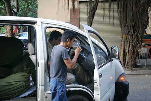 Vẫn để nổ m&aacute;y, l&aacute;i v&agrave; phụ xe tải nhẹ n&agrave;y mỗi người uống 2 cốc bia rồi nhanh ch&oacute;ng đi tiếp (Chụp trước qu&aacute;n bia phố Đường Th&agrave;nh, Ho&agrave;n Kiếm, H&agrave; Nội)