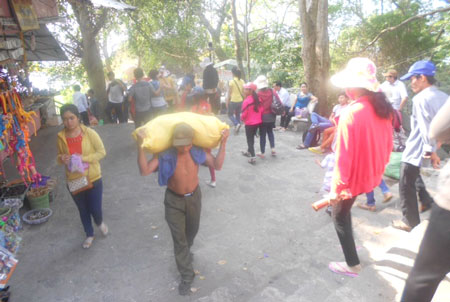 Người khu&acirc;n v&aacute;c ở n&uacute;i B&agrave; Đen