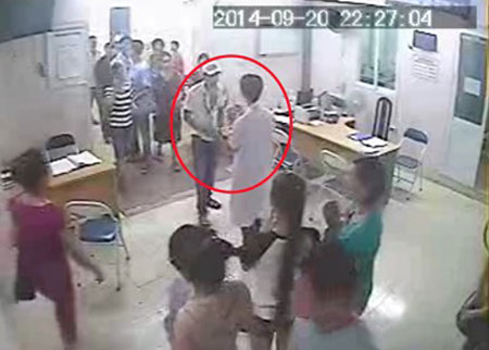 B&aacute;c sỹ T&ugrave;ng bị người nh&agrave; bệnh nh&acirc;n tấn c&ocirc;ng