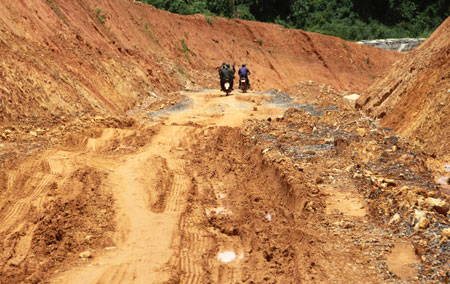 Đường đang triển khai thi c&ocirc;ng, nhưng tuyệt nhi&ecirc;n kh&ocirc;ng c&oacute; b&oacute;ng d&aacute;ng của m&aacute;y m&oacute;c, c&ocirc;ng nh&acirc;n&hellip;