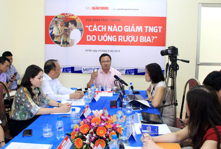 &Ocirc;ng Khuất Việt H&ugrave;ng - Ph&oacute; Chủ tịch chuy&ecirc;n tr&aacute;ch Ủy ban ATGT Quốc gia ph&aacute;t biểu tại buổi tọa đ&agrave;m 