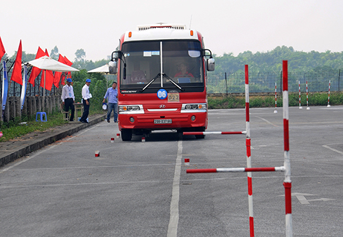 Th&iacute; sinh chuẩn bị v&agrave;o phần thi qua hầm