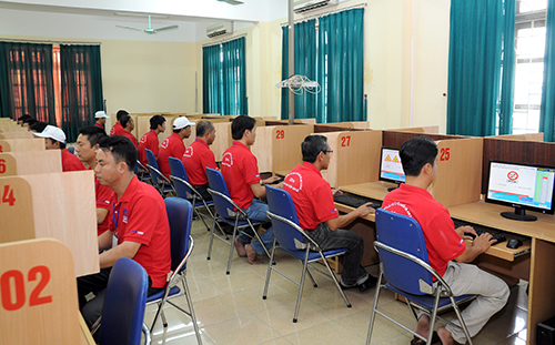 C&aacute;c thi sinh tham gia phần thi l&yacute; thuyết