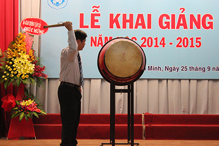 Thứ trưởng Bộ GTVT Nguyễn Văn Thể đánh trống khai giảng năm học mới