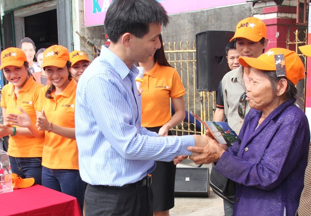 Sự kiện tặng vé “0 đồng” của Jetstar Pacific thu hút sự quan tâm của hàng trăm người dân tại Thanh Hóa, Huế và Tp.Hồ Chí Minh