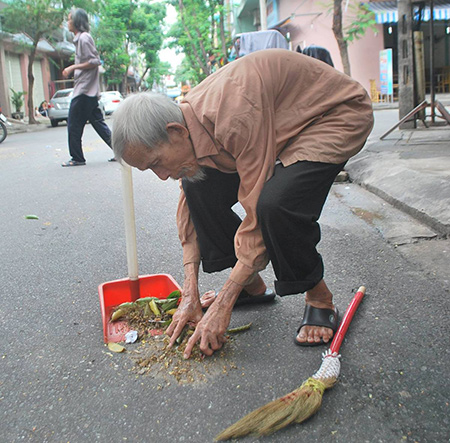 Cụ Mười vẫn cần mẫn qu&eacute;t đường