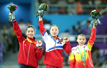 H&agrave; Thanh (b&ecirc;n tr&aacute;i) nhận HCB m&ocirc;n cầu thăng bằng
