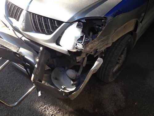 Xe c&ocirc;ng vụ bị đ&acirc;m hỏng tại Nghệ An