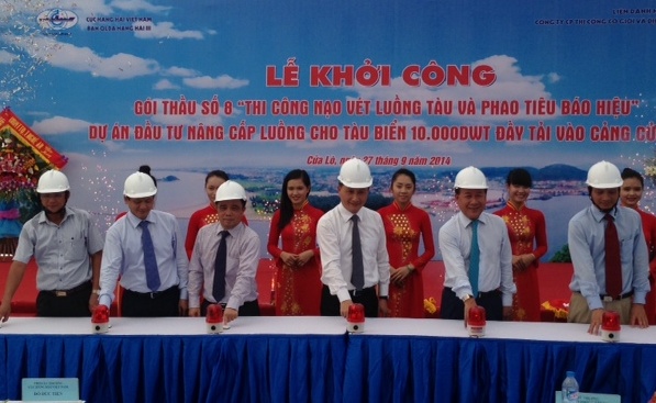 C&aacute;c đại biểu bấm n&uacute;t khởi c&ocirc;ng g&oacute;i thầu 