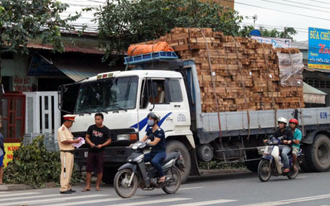 Xử l&yacute; xe qu&aacute; khổ, qu&aacute; tải tại B&igrave;nh Dương. Ảnh: Theo Binhduongonline