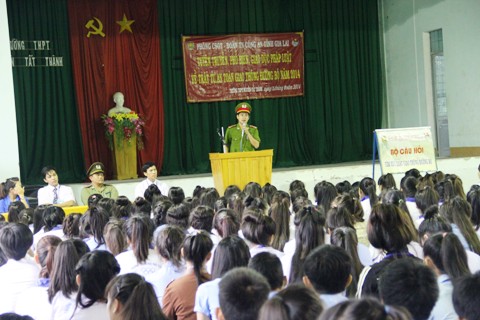 Tuy&ecirc;n truyền lưu động tại c&aacute;c trường THPT tại huyện Ia Pa